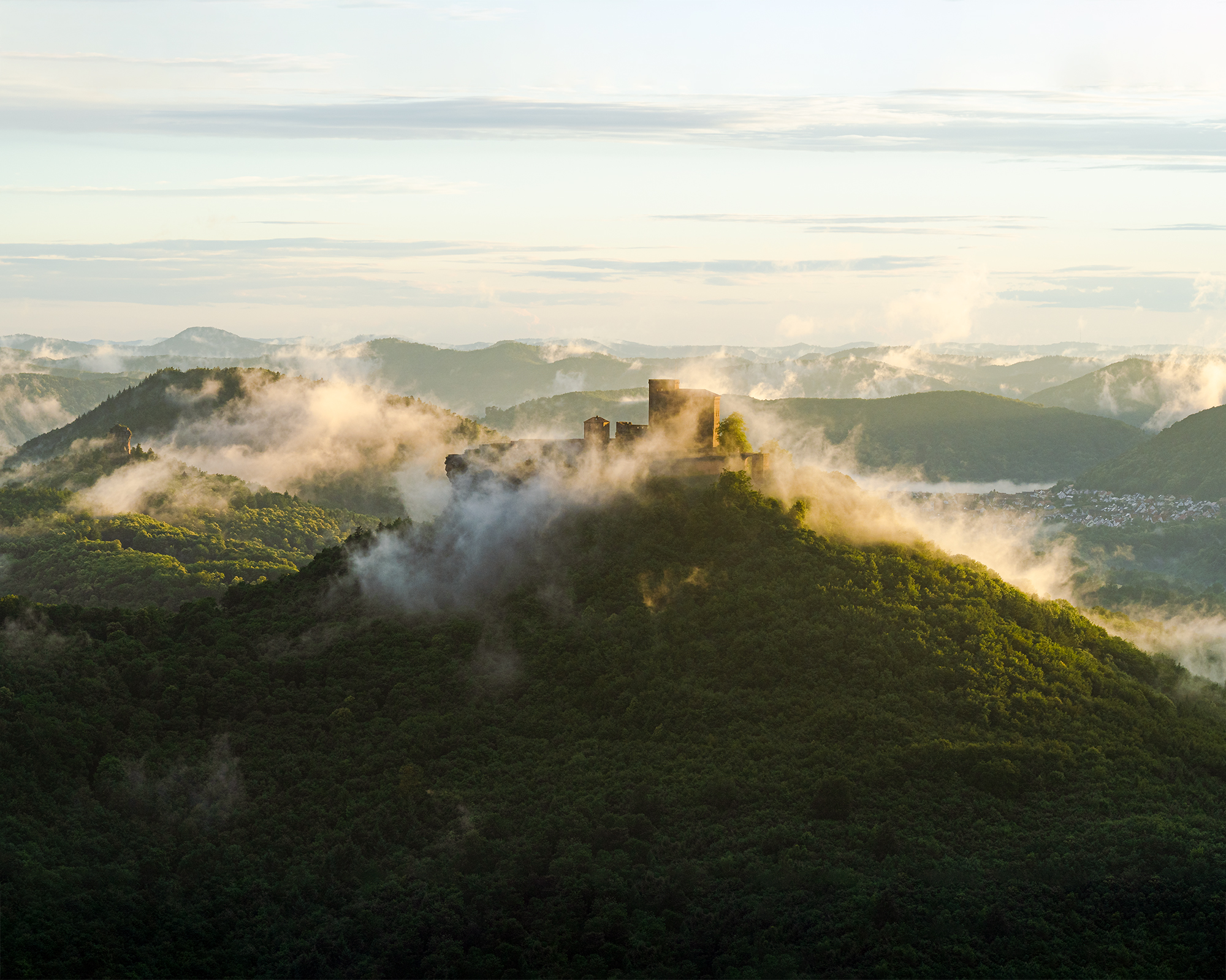Trifels nach einem Sommerregen